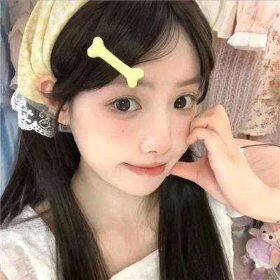 穿黄靴子的女孩